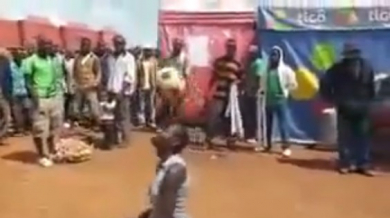 Танзанийка прави чудеса с топката (Видео)