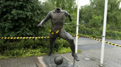 Отрязаха главата на статуя на бивш норвежки национал