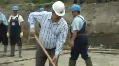 Батков и Сираков хванаха лопатите за начало на новия стадион - СНИМКИ