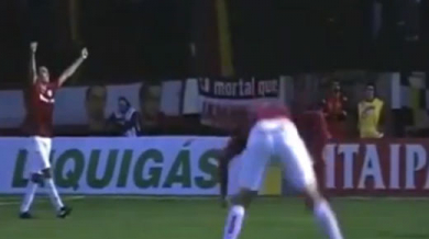  Бразилски футболист счупи крак от радост (ВИДЕО)