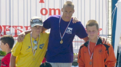 14-годишен счупи три плувни рекорда