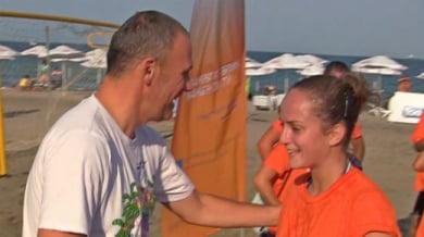 Момиче стана голмайстор на турнир по плажен футбол в Бургас