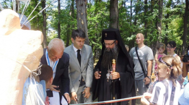 Пловдивският митрополит реже ленти на &quot;Лаута&quot;
