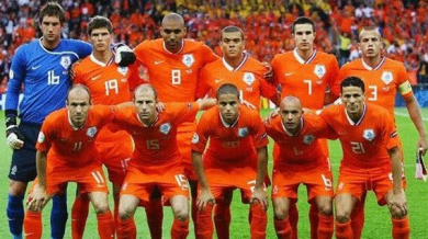 Холандия с черни ленти срещу Португалия