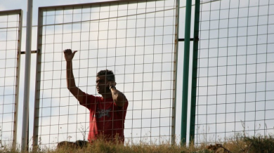 Треньор на ЦСКА води мач през оградата (СНИМКИ)