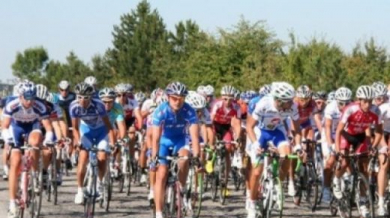 Бургаска полицайка обърка колоездачи на Обиколката