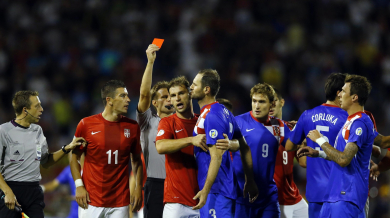 ФИФА глоби Сърбия и наказа хърватски национал