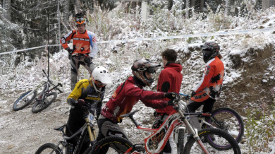Сняг и студ посрещнаха колоездачи в Пампорово