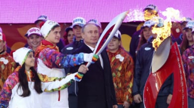 Путин запали Олимпийския огън в Москва