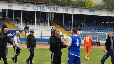 Недоволни фенове прекъснаха мач за Купата
