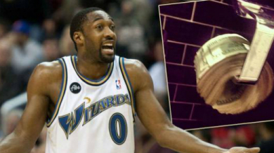 Баскетболист използва пари вместо тоалетна хартия