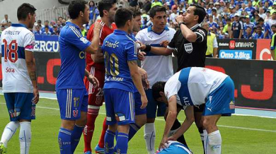 Фенове удариха футболист и прекратиха дербито на Чили
