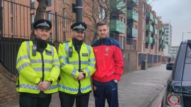 Полицаи спират играч на Арсенал за снимка