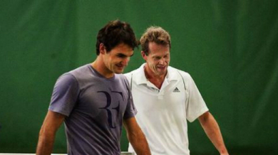 И Федерер като Джокович - тренира с тенис легенда?
