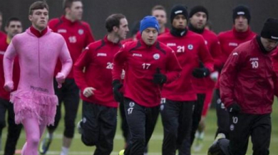 В Шотландия наказват футболисти с розови дрешки