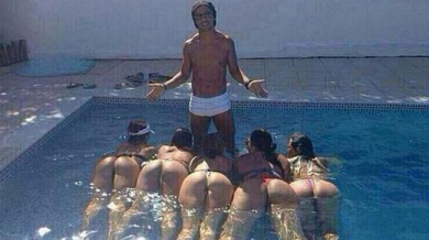 Роналдиньо разпуска с модели в басейна
