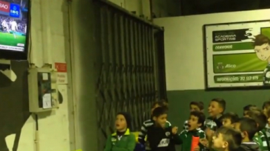 Деца от Спортинг в дива радост заради Роналдо (ВИДЕО)
