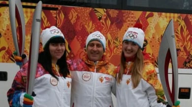 Шеф на БОК бяга с олимпийския огън