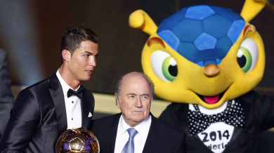 Роналдо позира със &quot;Златната топка&quot;