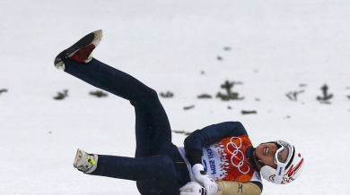 Изнесоха японец на носилка след падане при ски скок