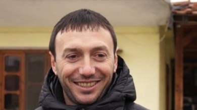 Полицаи озаптяват Георги Марков