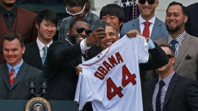 Президентът на САЩ и бейзболист със селфи