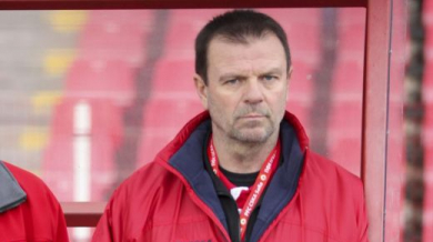 Стойчо Младенов нападна свои играчи и съдията след загубата в Разград