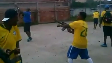 Стрелба с автомати на мач в Бразилия (ВИДЕО)