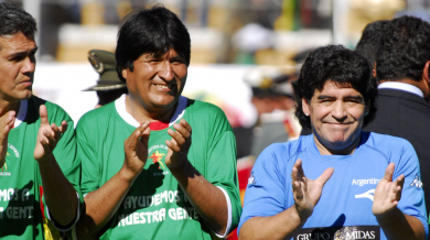 Президентът на Боливия става професионален футболист
