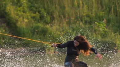 Сани Жекова се забавлява във водата
