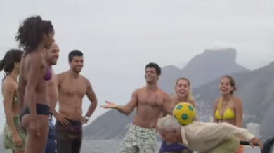 Уникални футболни трикове в реклама за Световното (ВИДЕО)