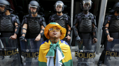 Полиция и армия пазят фенове и играчи в Бразилия