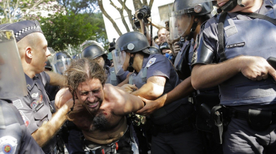 Полицейска бруталност на старта на Мондиала в Бразилия (ВИДЕО)