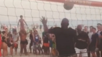 Футболни легенди показаха умения на плажа в Рио (ВИДЕО)