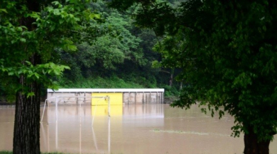 Стадионът в Дебелец изчезна след водното бедствие (СНИМКИ)