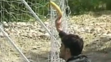 Беглецът Менди обект на бананова атака