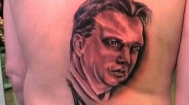 Фен си татуира Ван Гаал на гърба