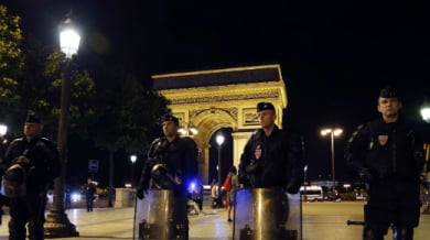 Десетки арестувани алжирци във Франция