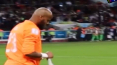 Вижте как религиозният Мболи си хапва на мача с Германия (ВИДЕО)