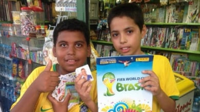 Бразилец дари 30 хиляди стикера на бедни деца