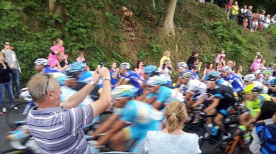 Колоездачите от Тур дьо Франс недоволни от селфи мания на феновете