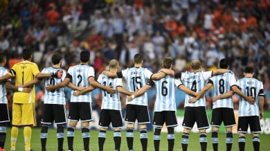 Аржентинците с траурни ленти в знак на почит към Ди Стефано