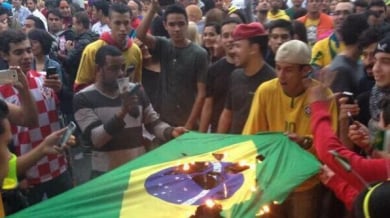Отчаянието взе връх! Бразилци запалиха знамето си