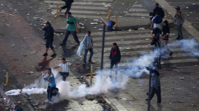 Ранени полицаи при безредиците в Буенос Айрес (СНИМКИ)