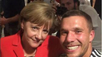 Меркел празнува в съблекалнята на Германия (СНИМКИ)