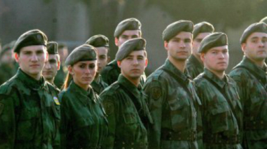 Сръбската армия и войници на НАТО играят контрола