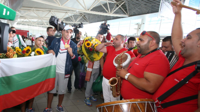 Цигански оркестър посрещна младите герои от Олимпиадата в Нанджин (СНИМКИ)