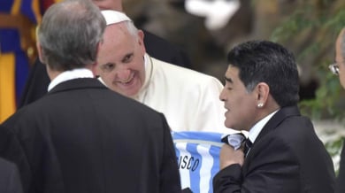 Папа Франциск получи фланелка с №10 от Марадона