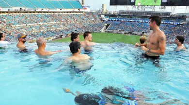 Отбор монтира басейн на трибуните на стадиона си