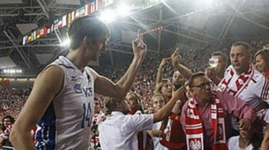 Скандал! Руски волейболисти показват средни пръсти на полски фенове (ВИДЕО)